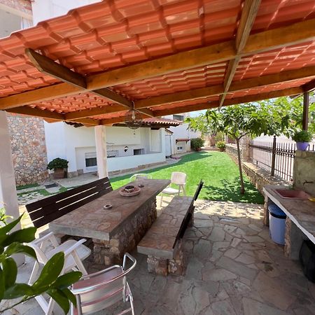 Apartment In Salamina With Garden & Sea View Selinia Eksteriør billede