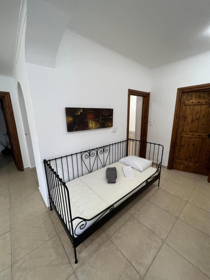 Apartment In Salamina With Garden & Sea View Selinia Eksteriør billede