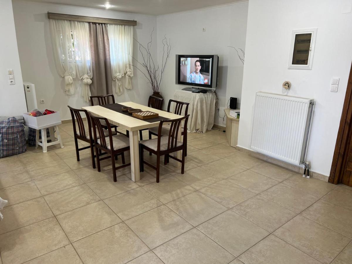 Apartment In Salamina With Garden & Sea View Selinia Eksteriør billede