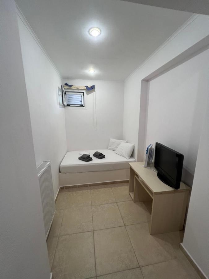 Apartment In Salamina With Garden & Sea View Selinia Eksteriør billede