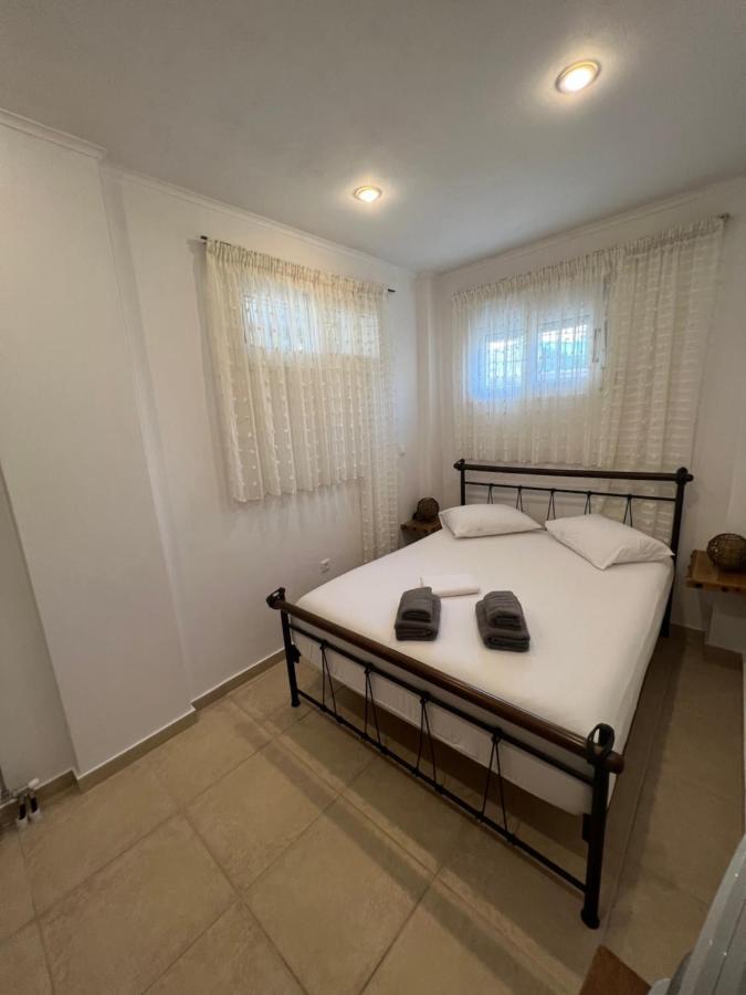 Apartment In Salamina With Garden & Sea View Selinia Eksteriør billede