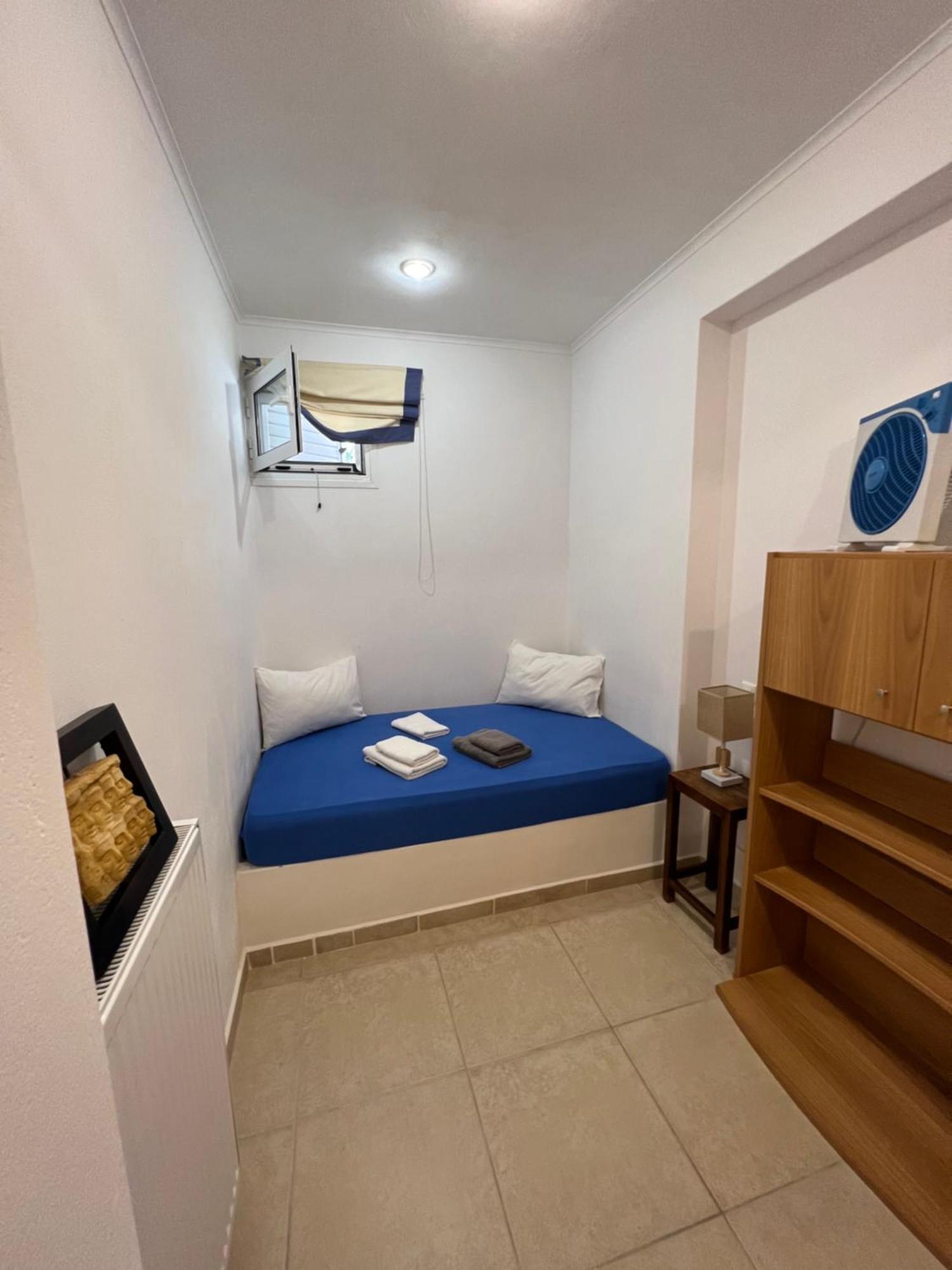 Apartment In Salamina With Garden & Sea View Selinia Eksteriør billede
